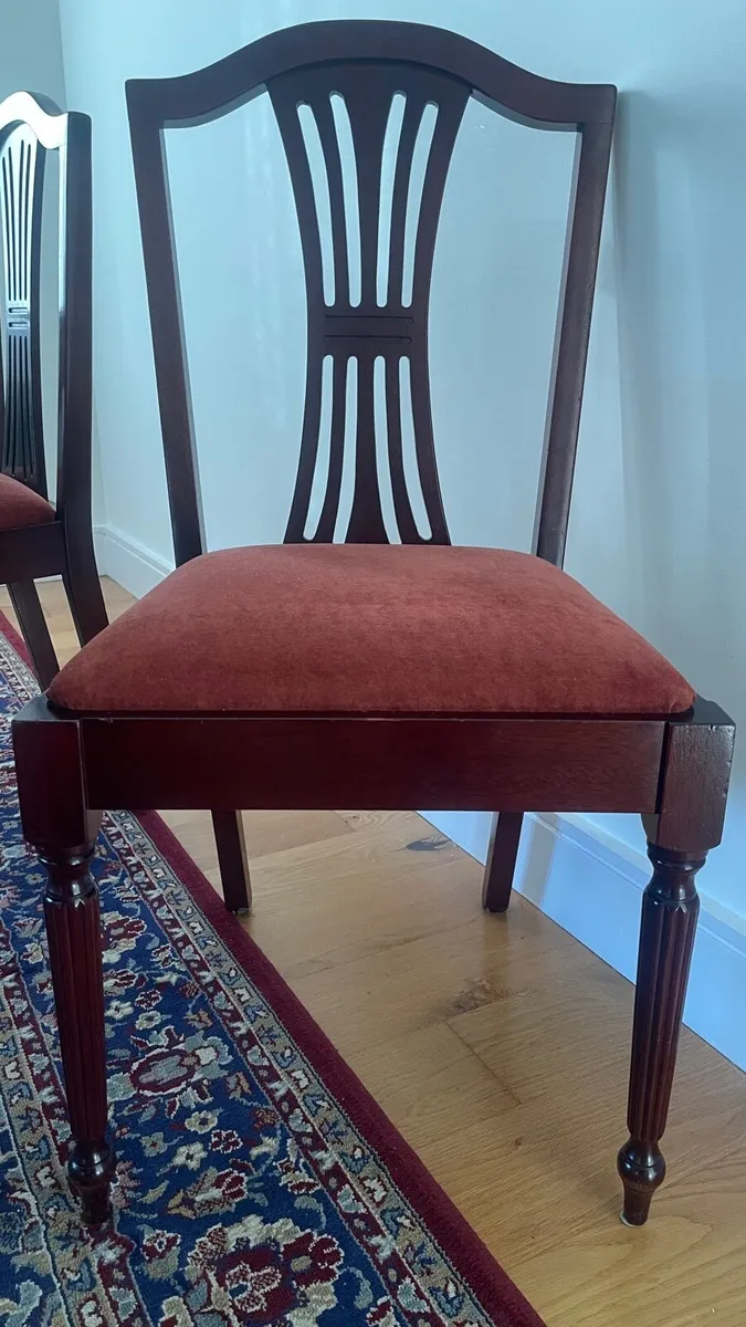 Extendable Mahogany Dining table and 6 chairs - Image 3