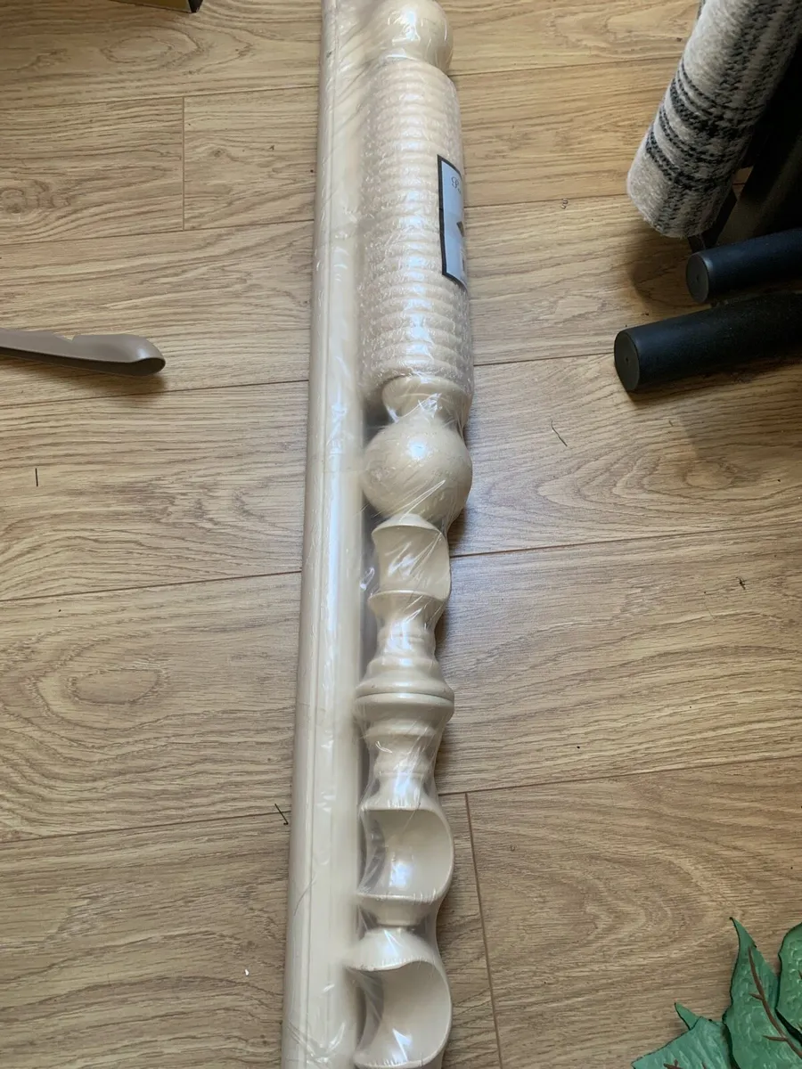 Curtain pole and blinds - Image 1