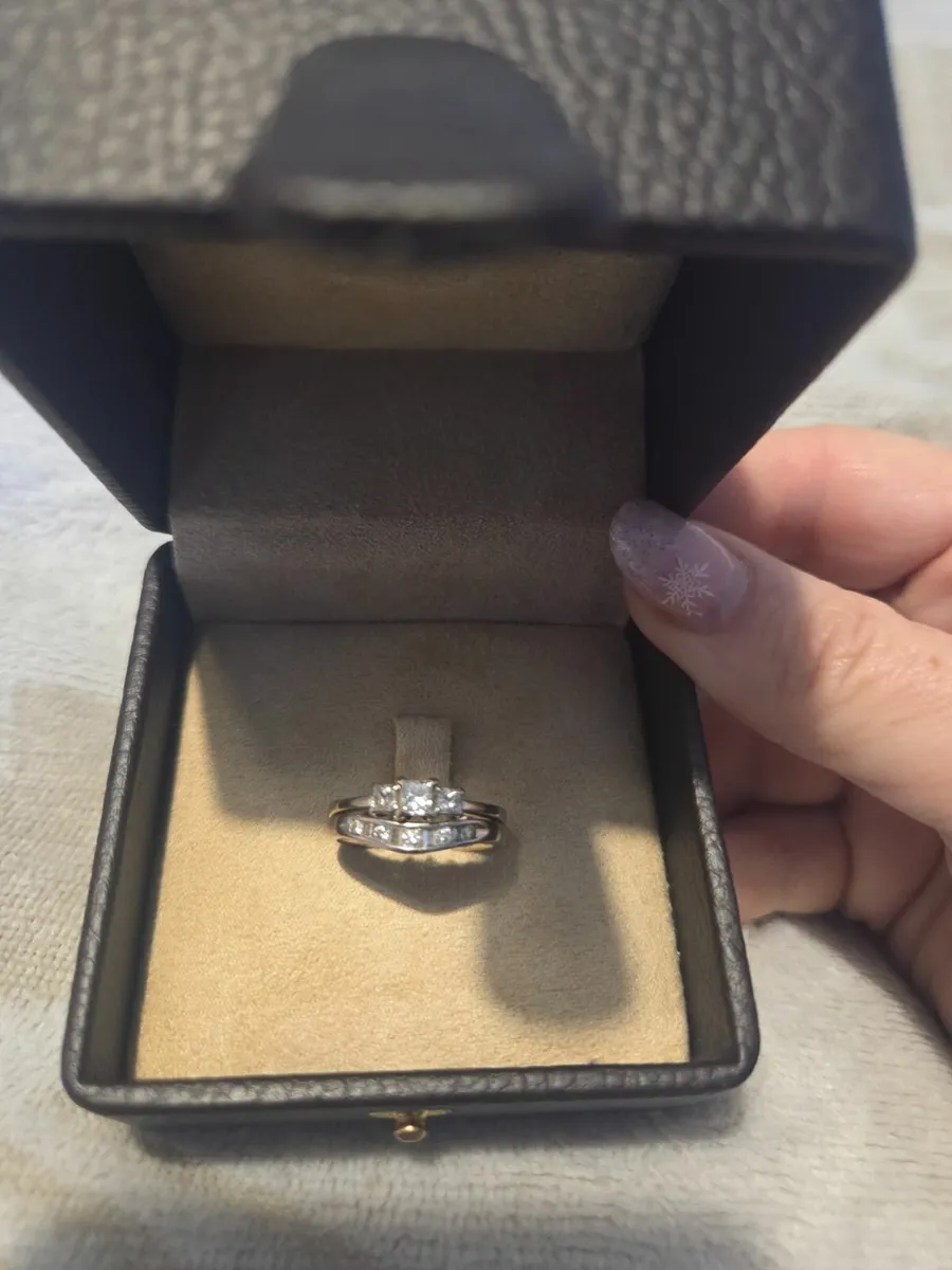 Engagement and wedding ring set - Image 1
