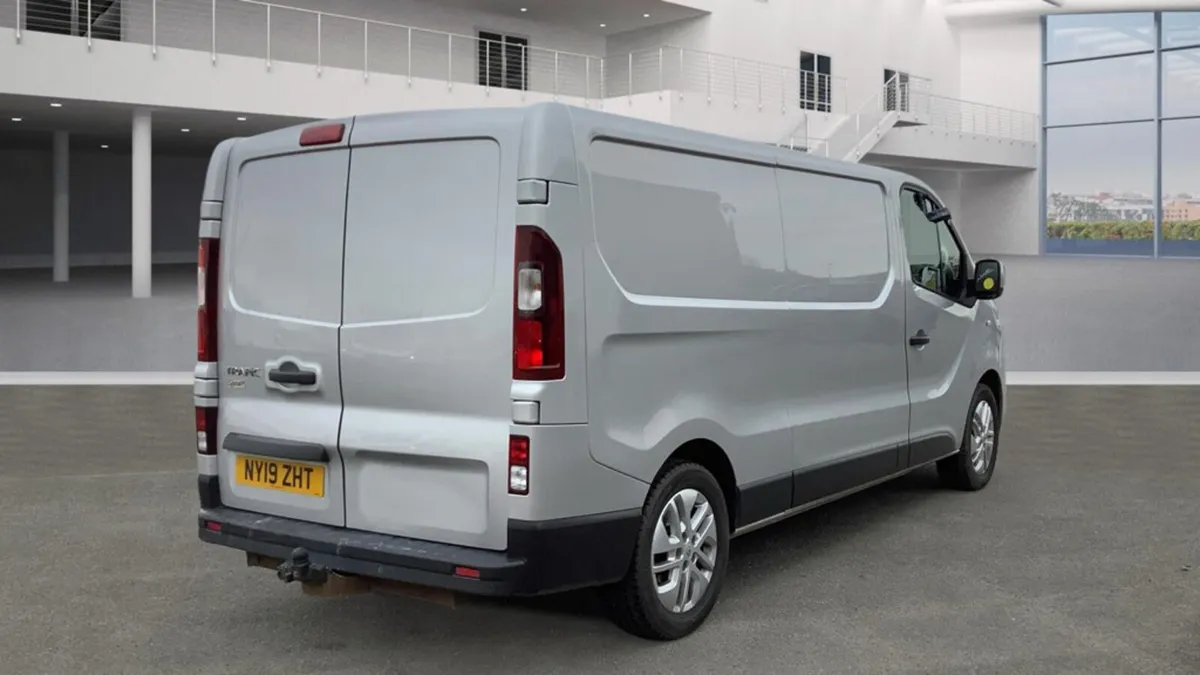OUTSTANDING 2019 RENAULT TRAFIC 1.6 120 BHP SPORT - Image 4