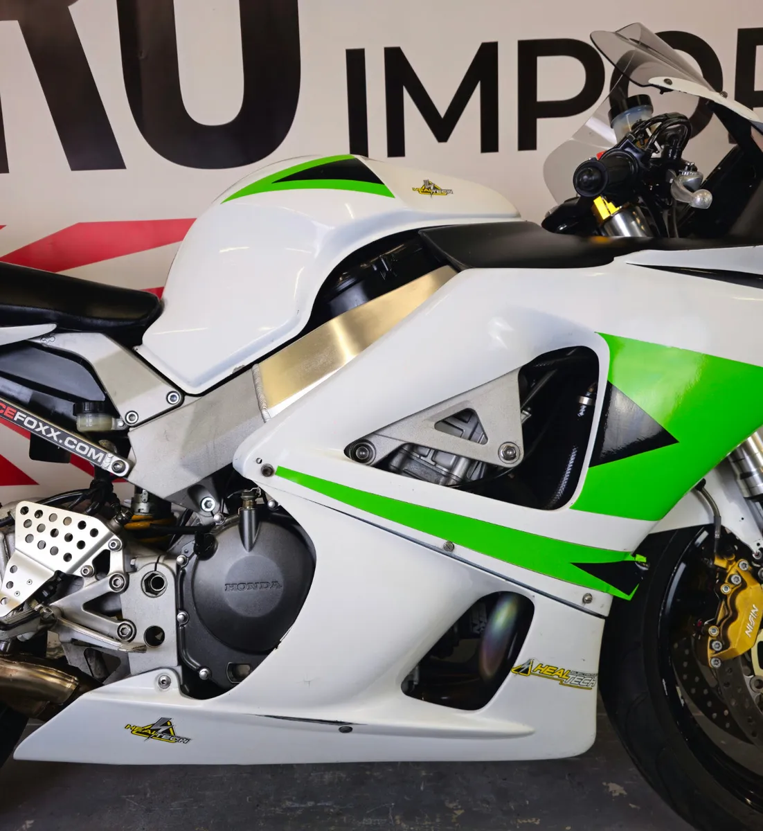 Honda CBR900RR SC44 Track bike - Image 2