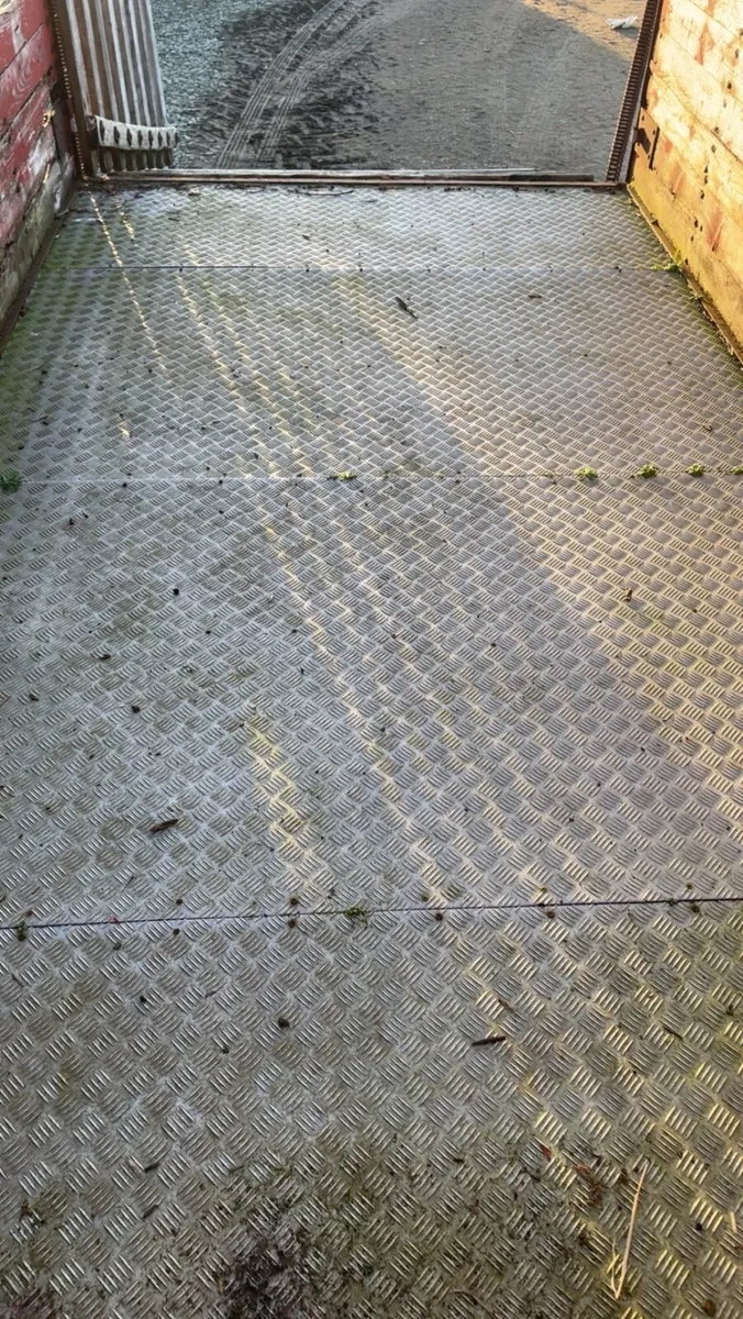 Cattle box - Image 3