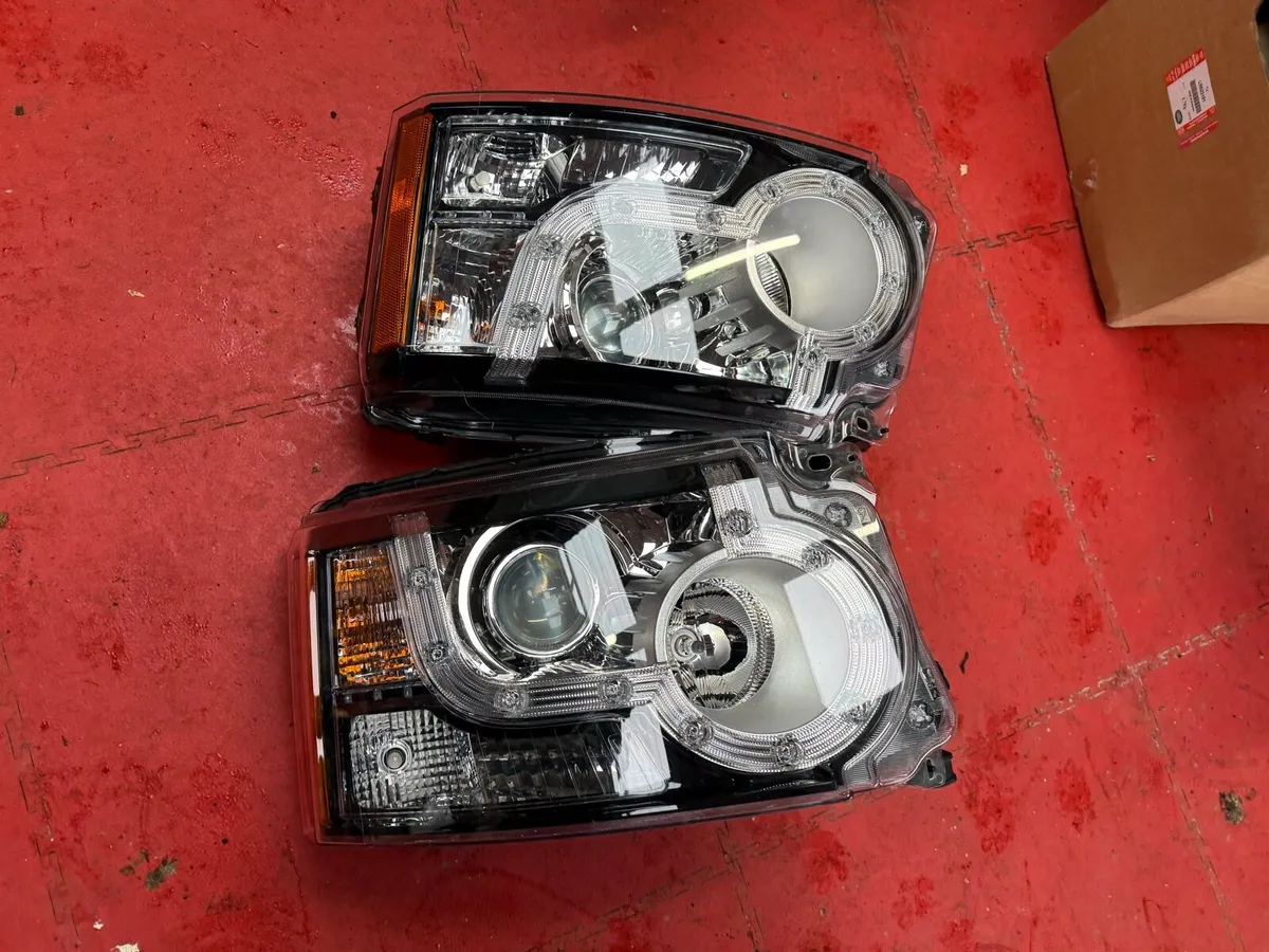 Unused Land Rover Discovery 2014 Headlights - Image 2