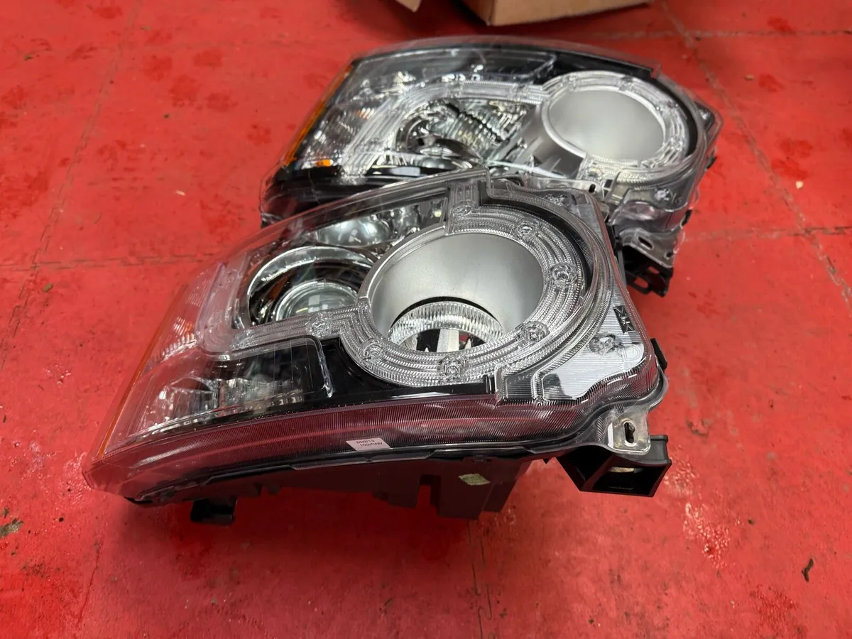 Unused Land Rover Discovery 2014 Headlights - Image 3