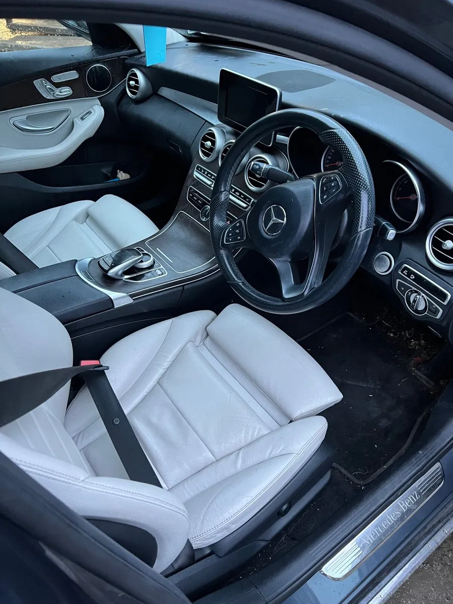 Breaking Mercedes c350e 2016 c class w205 hybrid - Image 4