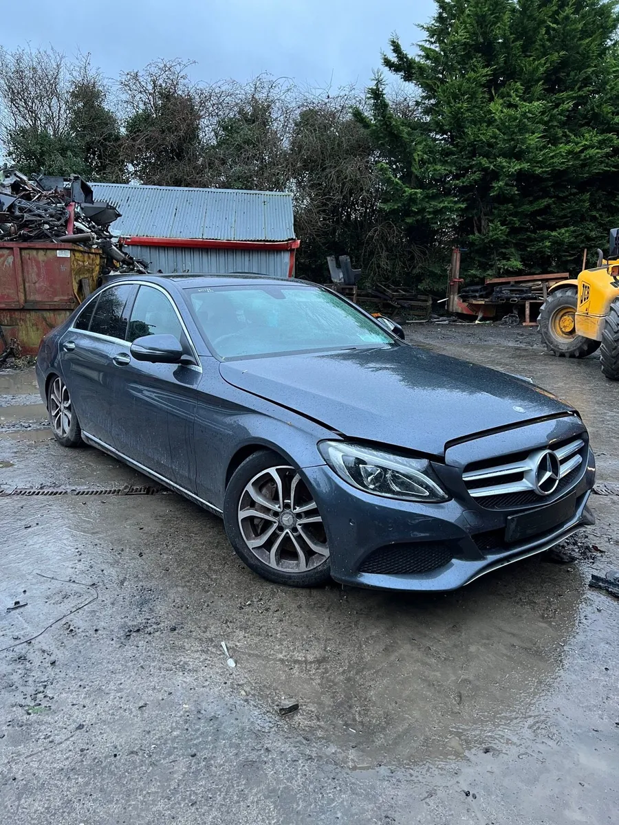Breaking Mercedes c350e 2016 c class w205 hybrid - Image 1