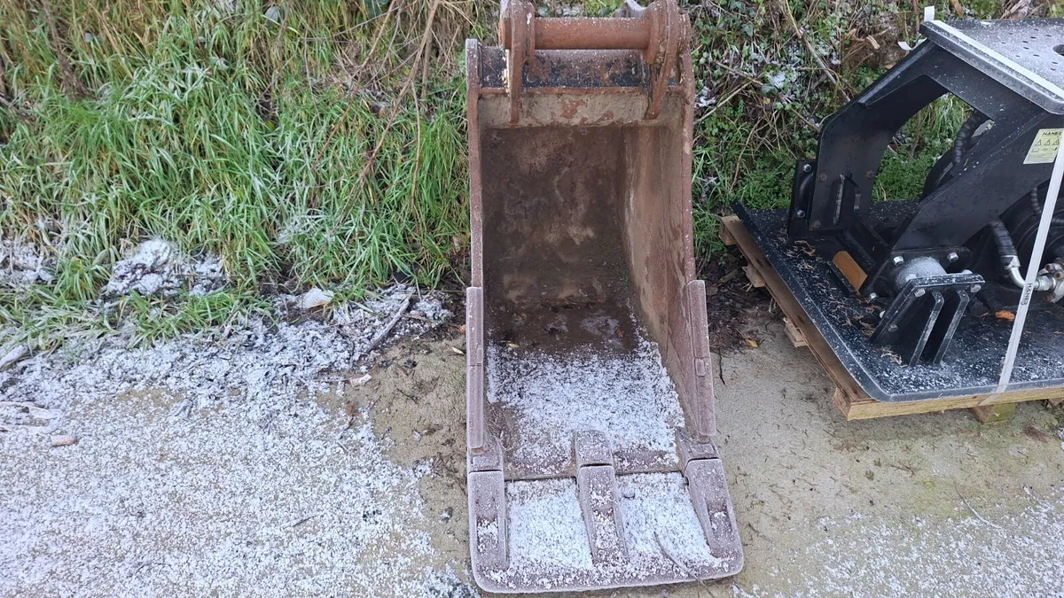 2ft bucket on 65mm pins