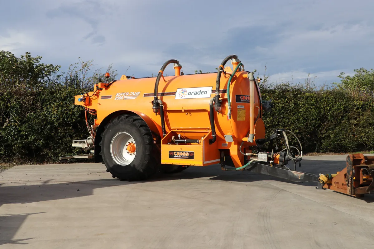 2500 Split Tanker - Road Wash - Dust Suppression - Image 3