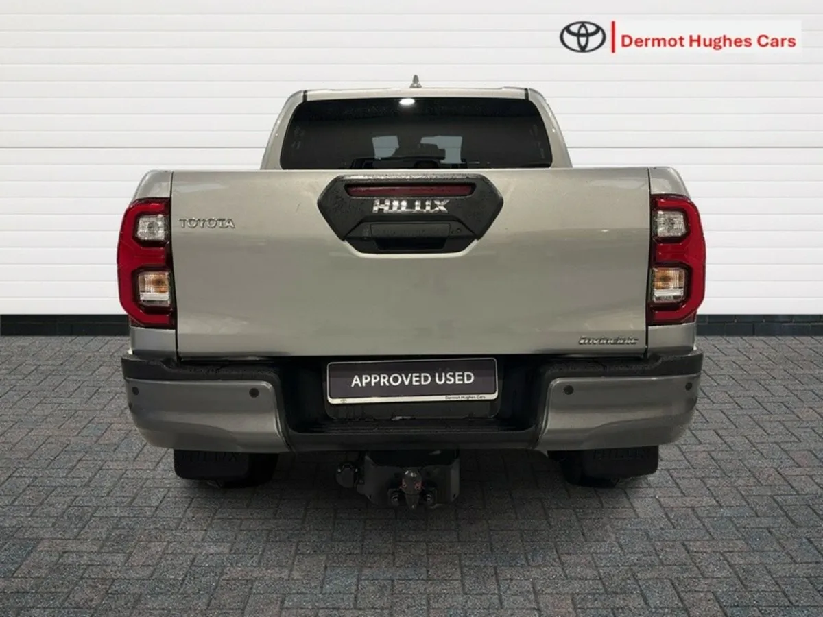 Toyota Hilux 2.8 Invincible Auto - Image 4