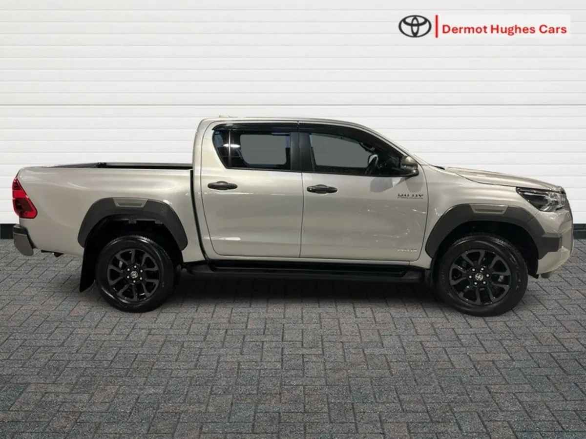 Toyota Hilux 2.8 Invincible Auto - Image 3
