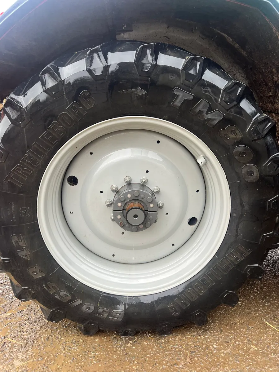 650/65R/42 - Image 1