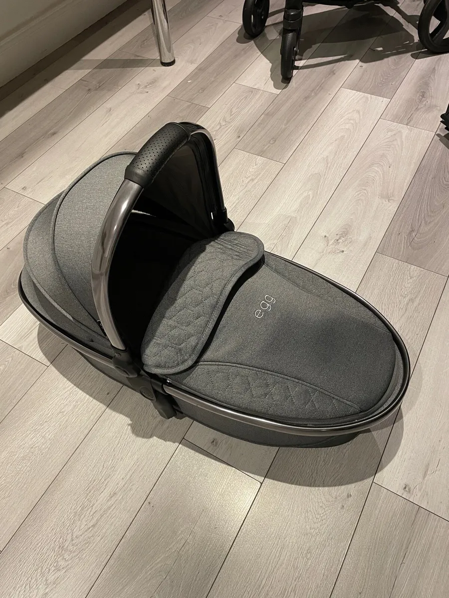EGG 2 stroller, carrycot and car seat - Image 1