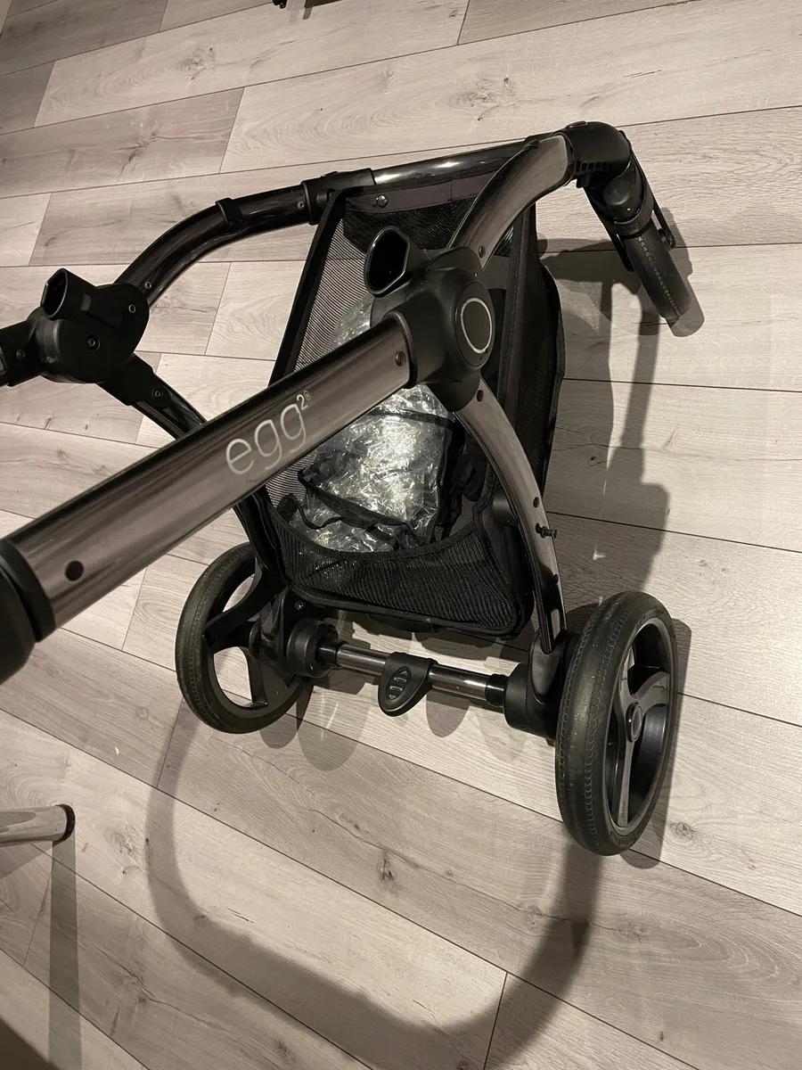 EGG 2 stroller, carrycot and car seat - Image 2