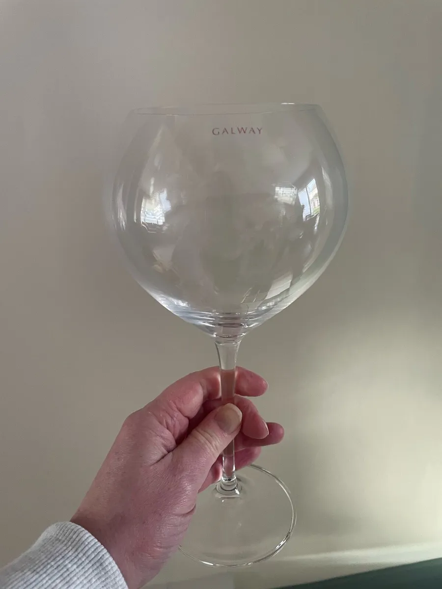 6 goblet wine glasses - Image 1