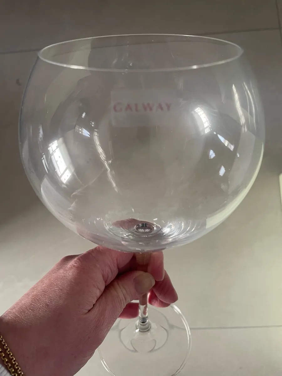 6 goblet wine glasses - Image 2