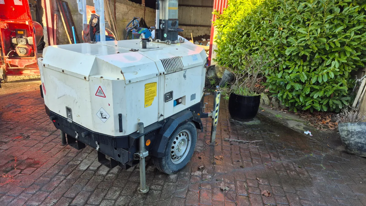 Lighting tower - Image 1