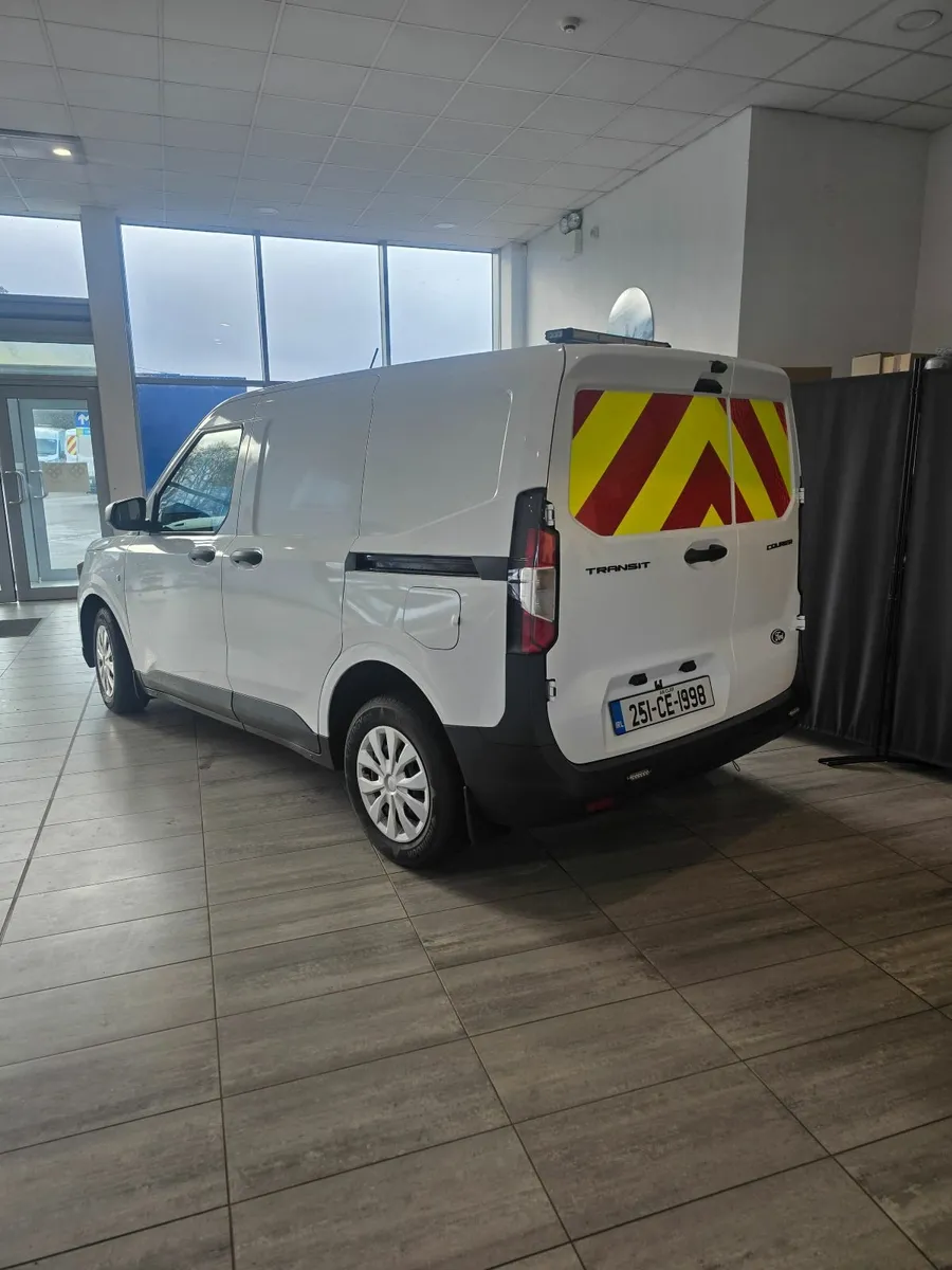 Ford Transit Courier 2025 - Image 2