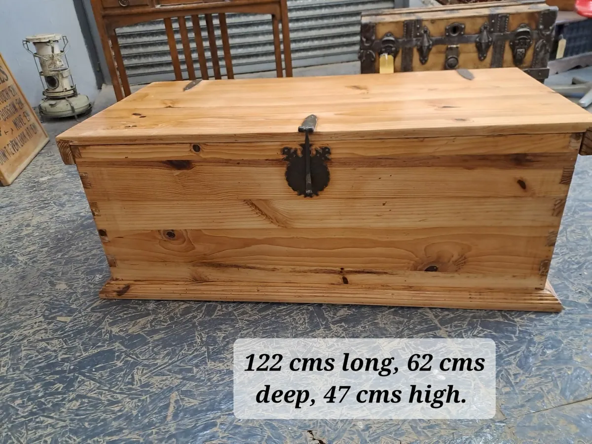 Large rustic pine storage trunk - Image 3