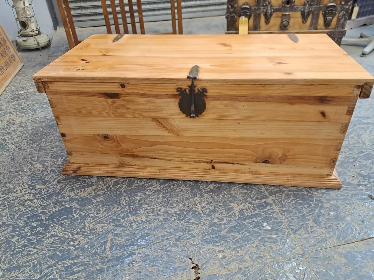 Large rustic pine storage trunk - Image 2