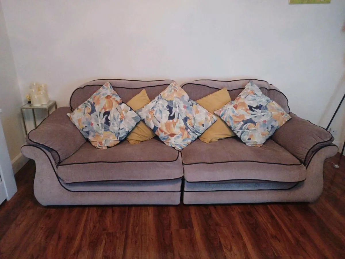 4 seater plus 1 seater - Image 1