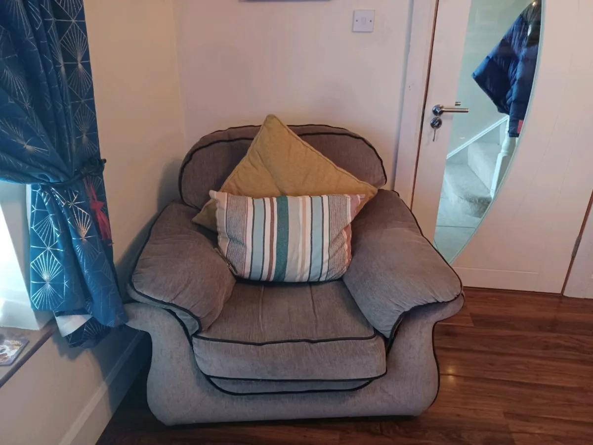 4 seater plus 1 seater - Image 2