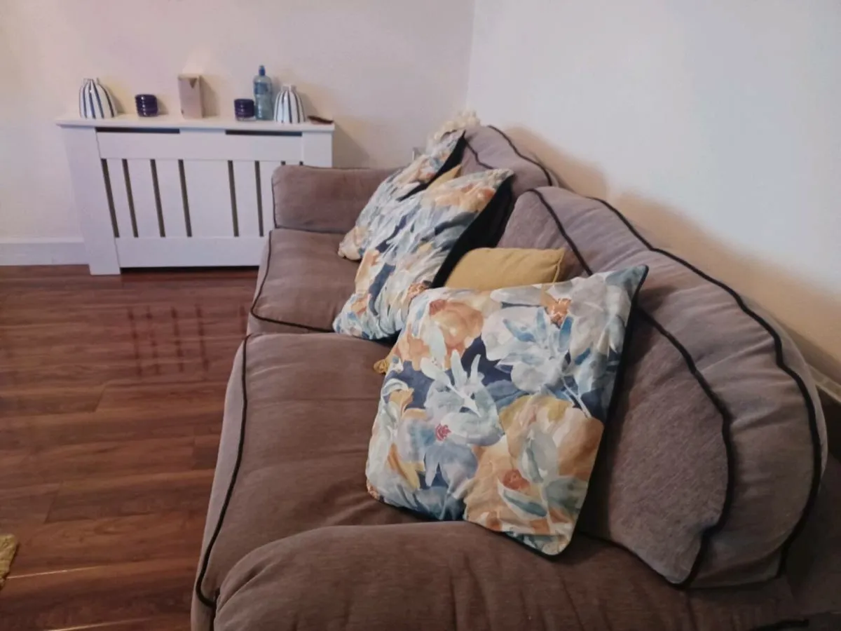 4 seater plus 1 seater - Image 3