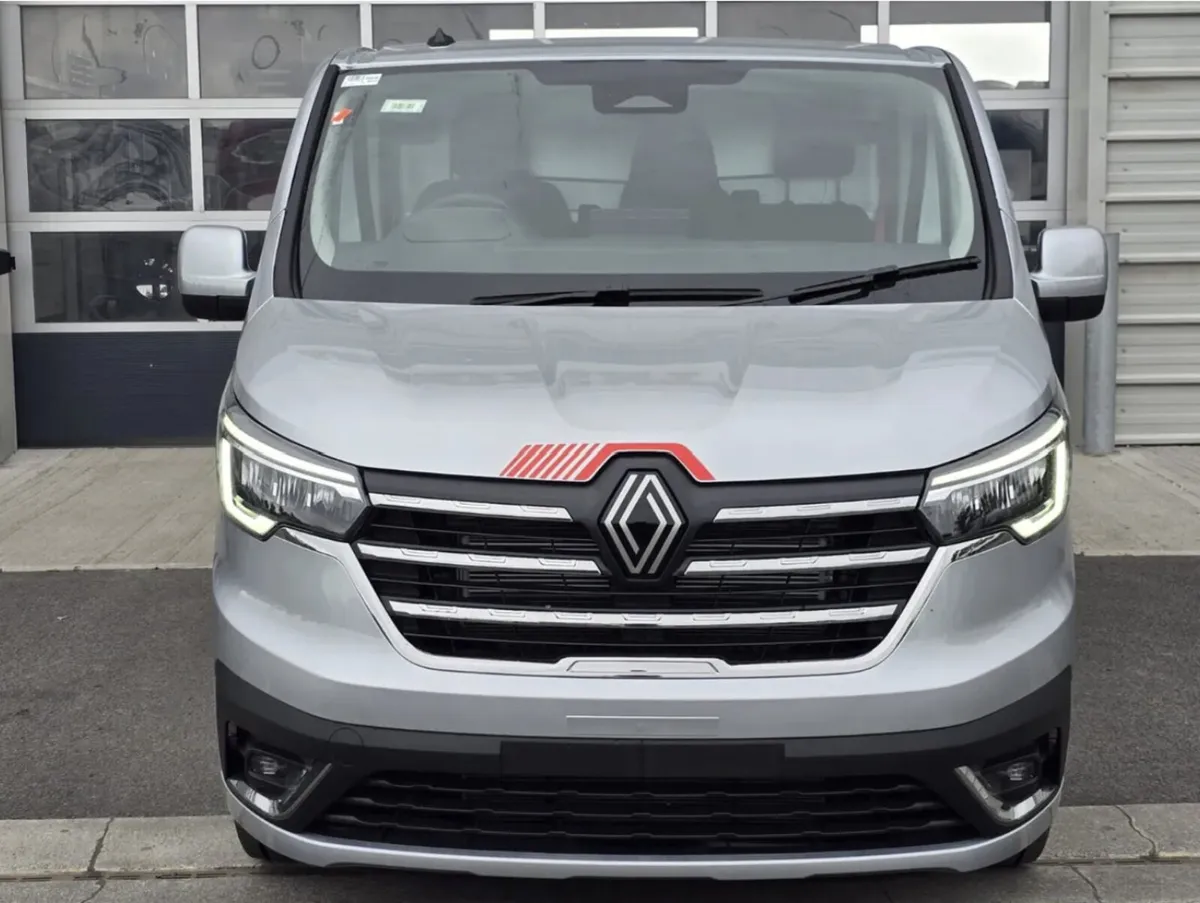 Renault Traffic Exclusive 150BHP Automatic  Silver - Image 4