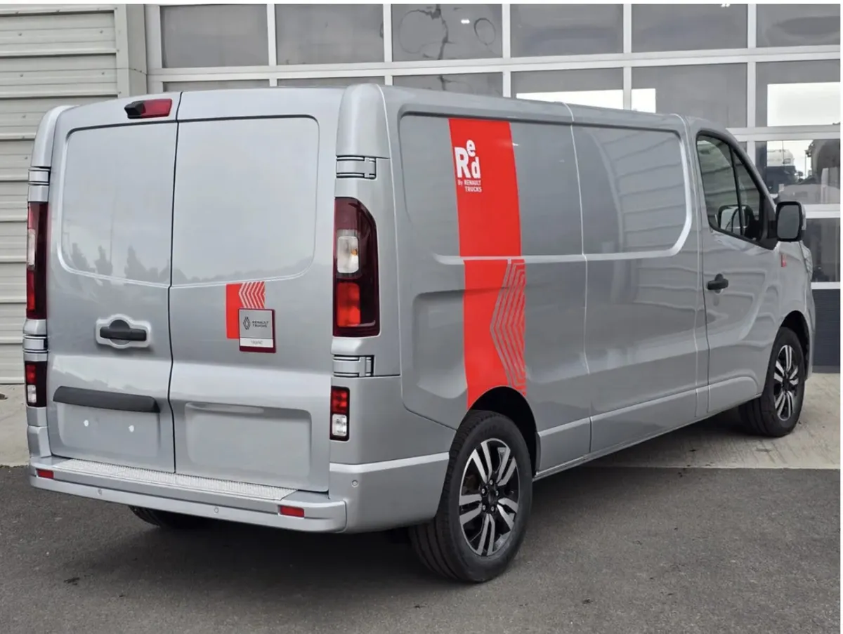 Renault Traffic Exclusive 150BHP Automatic  Silver - Image 3