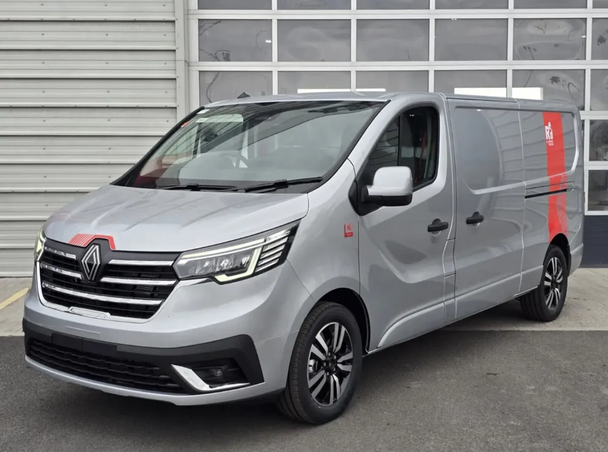 Renault Traffic Exclusive 150BHP Automatic  Silver - Image 2