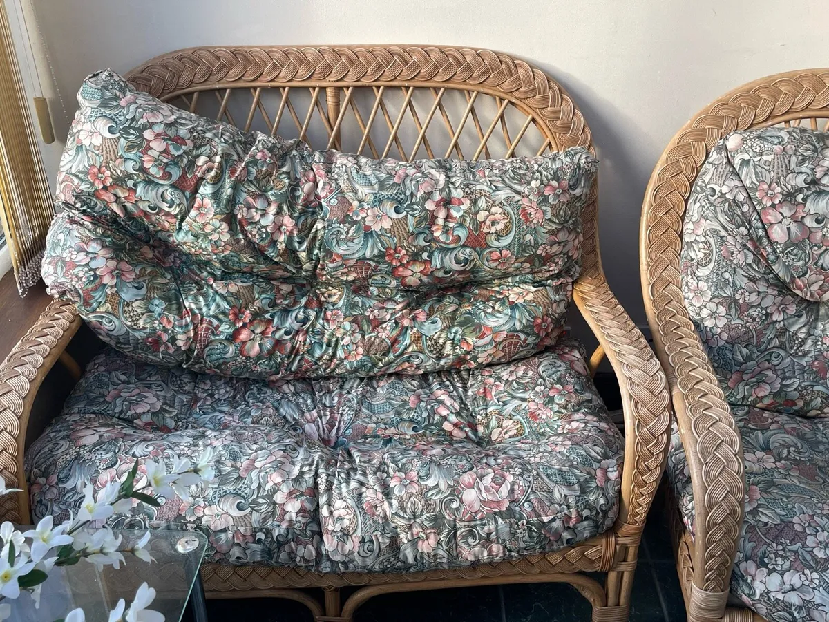 3 piece rattan suite. - Image 1