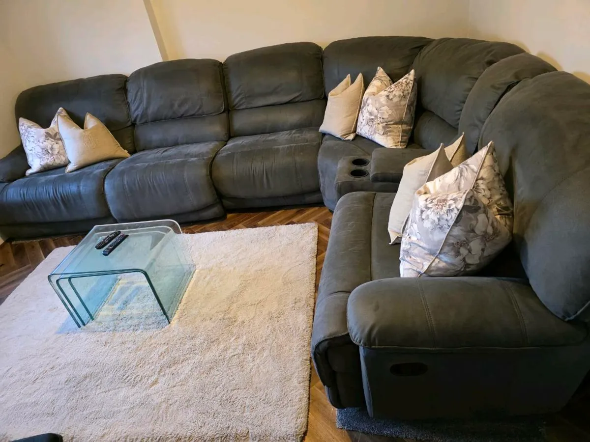 L shaped couch - Image 1