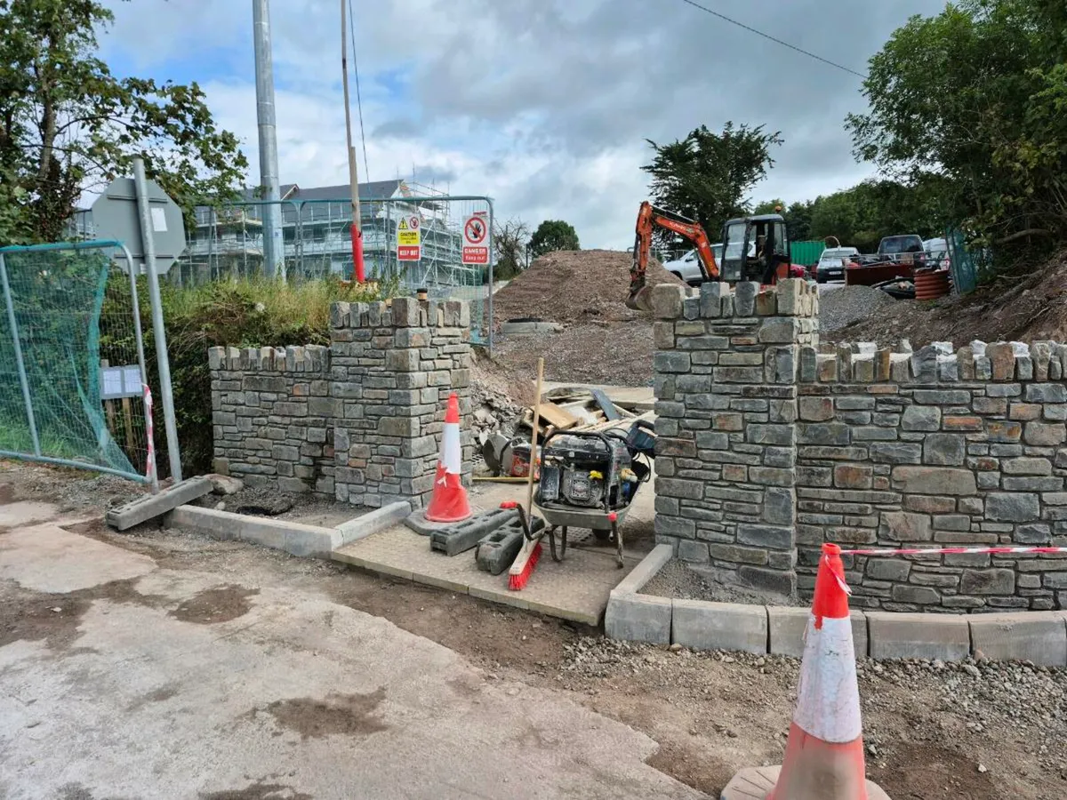 Blocklayers and stone masons available. - Image 1