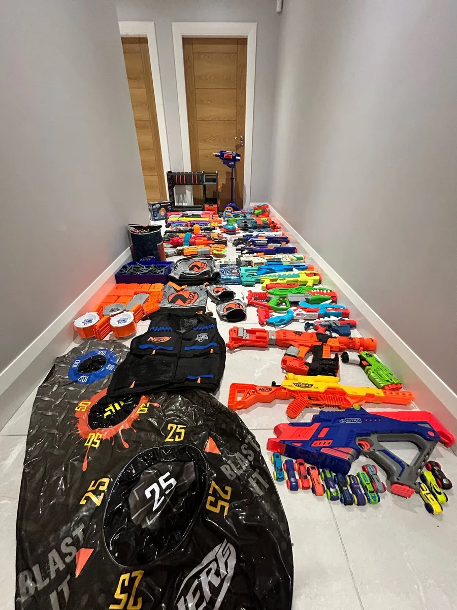 40 NERF & XSHOT Guns, Nerf Scooter, GunRack & Ammo - Image 1