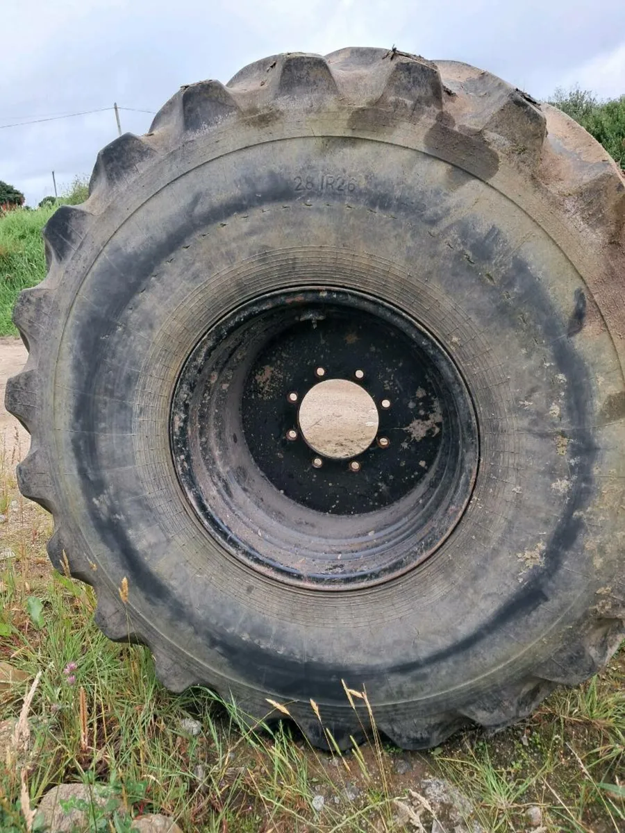 28.1 r26 tanker tyres on 8 stud rims - Image 1