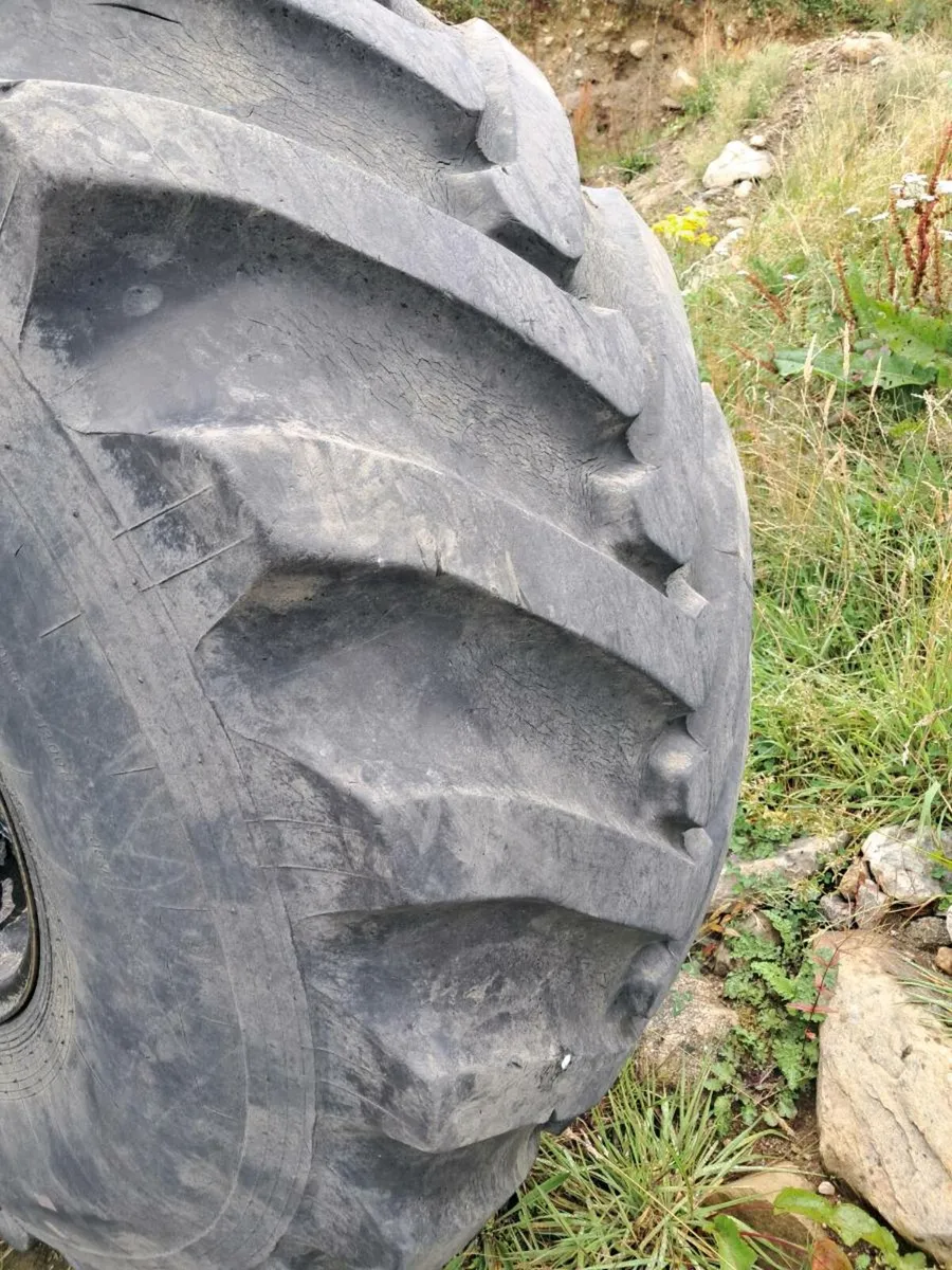 28.1 r26 tanker tyres on 8 stud rims - Image 3