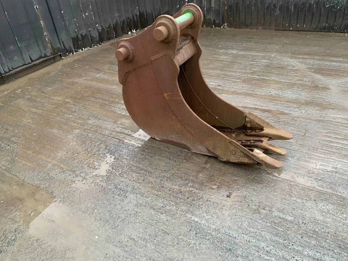 14 Inch Digger Bucket – 80mm Pins | 420mm Centres - Image 1