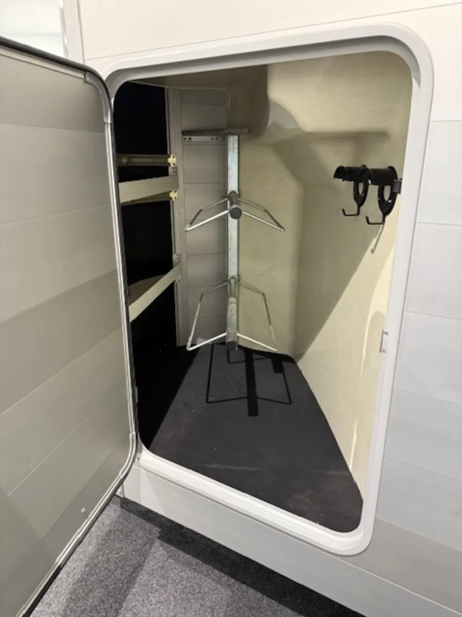 T3009352 New HBE Double Horsebox - Image 3