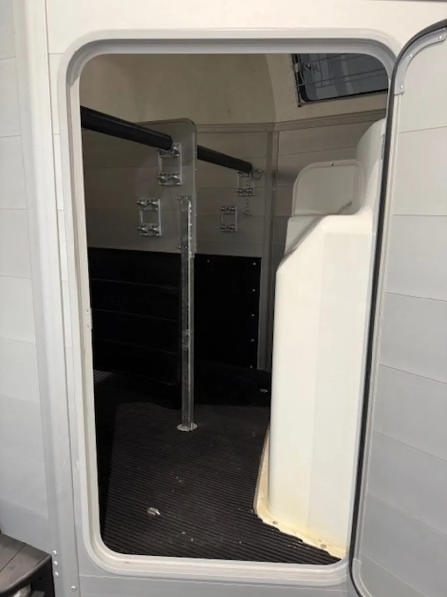 T3009352 New HBE Double Horsebox - Image 4