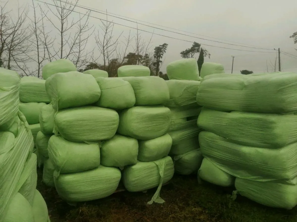 Small square bales of haylage - Image 3