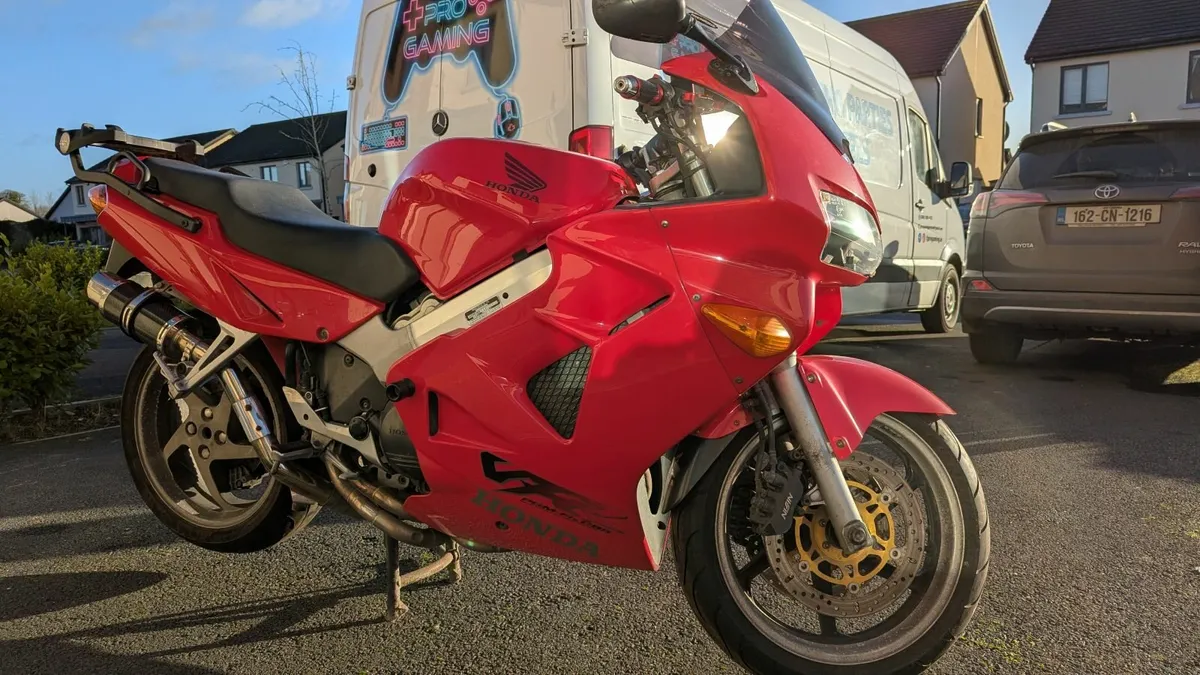 Honda VFR 800 (1999) - Image 1