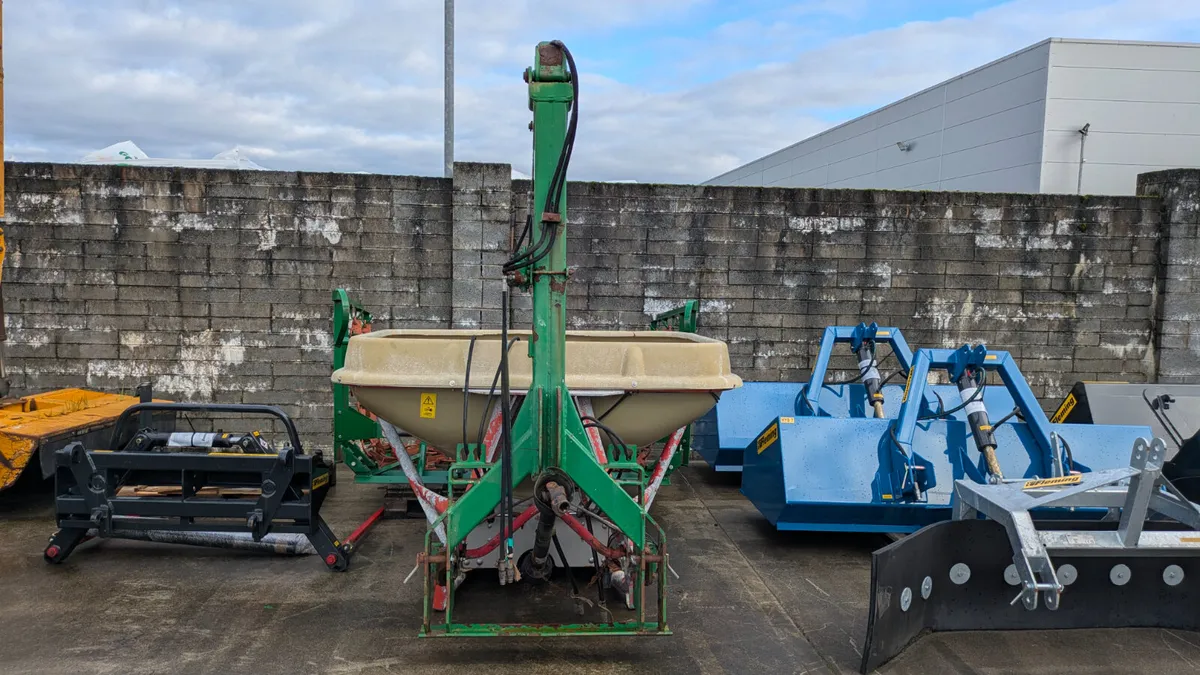 Cashels Fertiliser crane and BMC spreader - Image 3