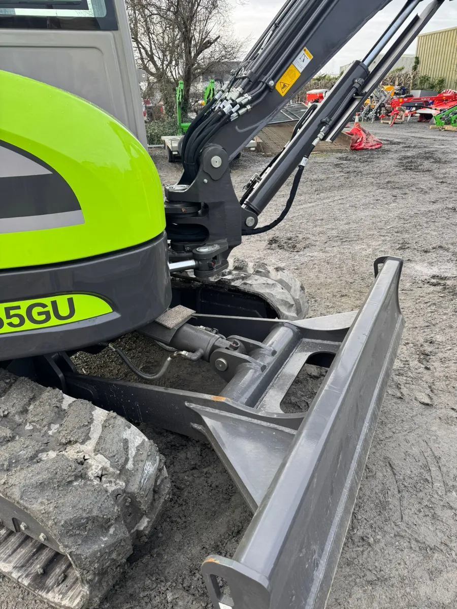 5.5 T Zoomlion Excavator - Image 3