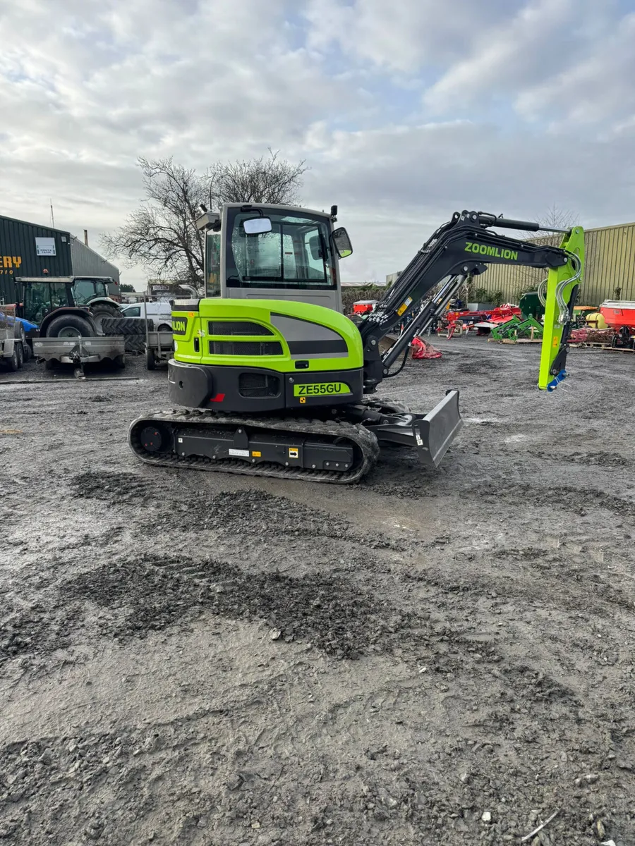 5.5 T Zoomlion Excavator - Image 2