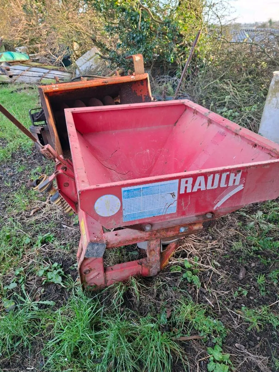 Rauch fertiliser spreader. - Image 2