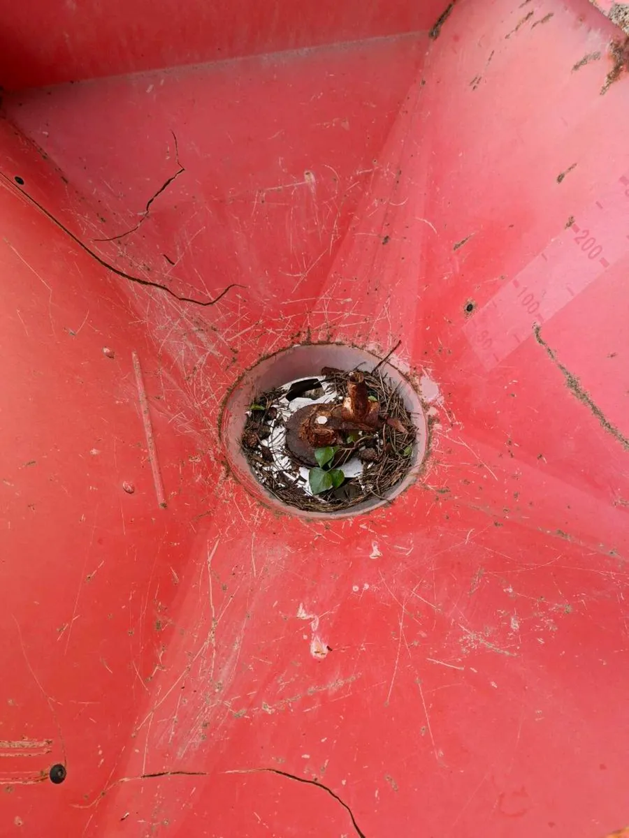 Rauch fertiliser spreader. - Image 3