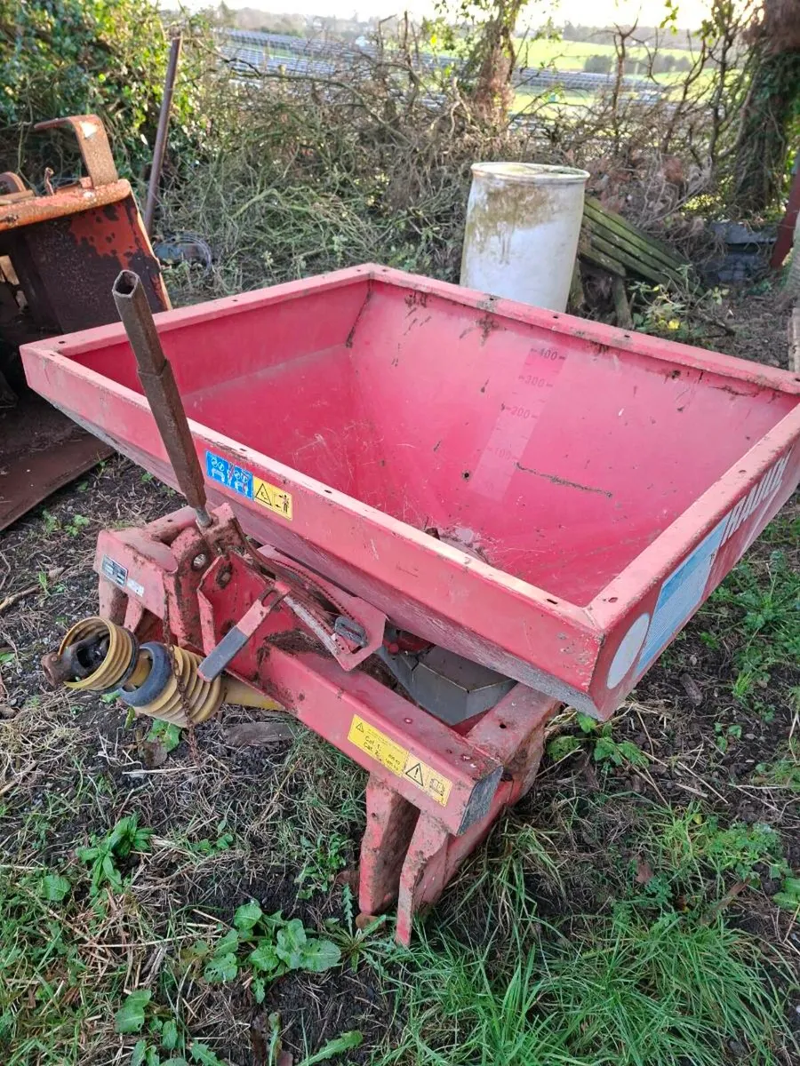 Rauch fertiliser spreader. - Image 1
