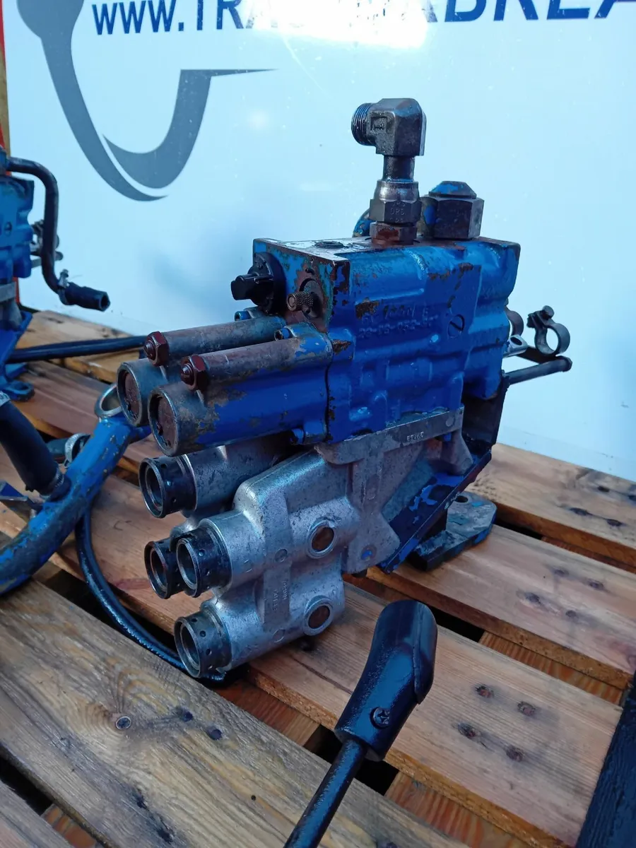 FORD 40 SERIES TWIN DOUBLE AUXILARY SPOOL VALVE KI - Image 1