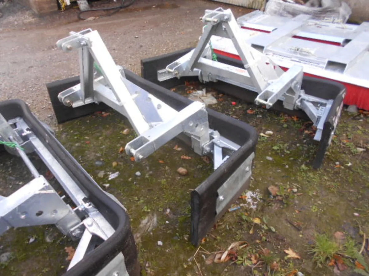 RITCHIE YARD SCRAPER - Image 2