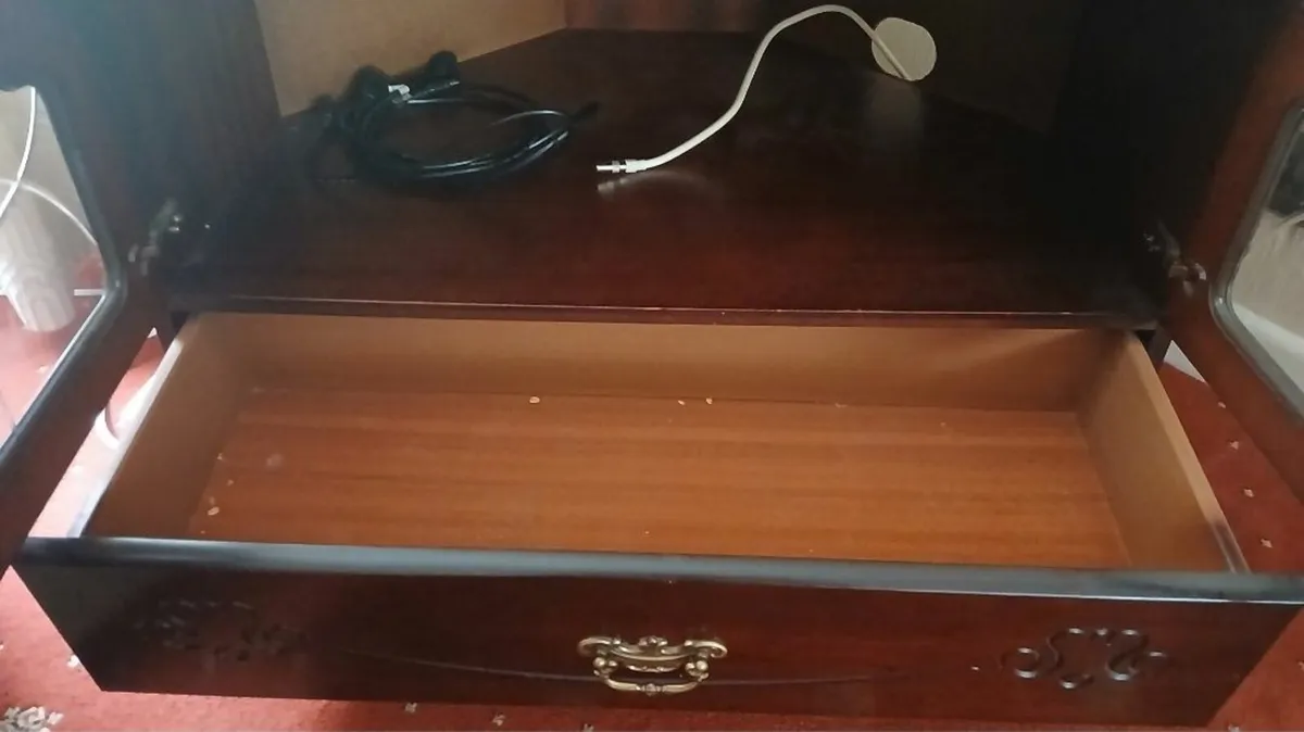 Cabinet FREE TO TAKE - Image 3