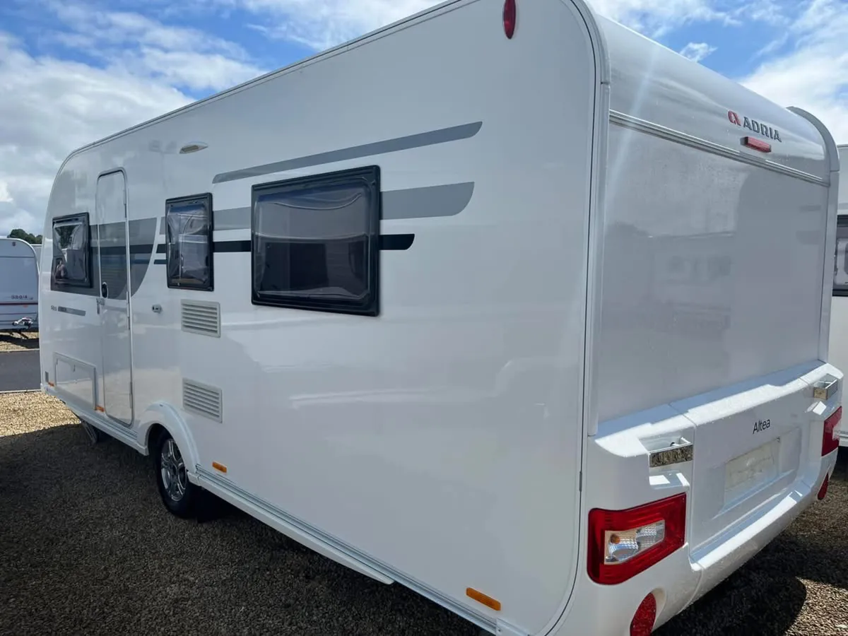 2018 ADRIA ALTEA 552UP TRENT 4/5 BERTH ISLAND BED - Image 2